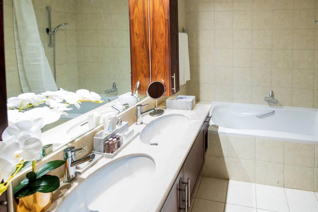 First Class 2Br With Full Burj Khalifa And Fountain View Dubaj Kültér fotó